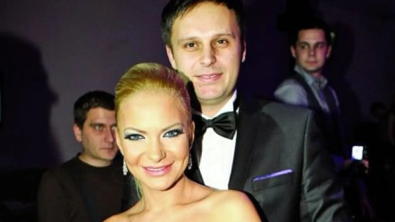 Andreea Antonescu munceste pe branci in Romania, in timp ce sotul ei se distreaza in Las Vegas. Vezi cu cine isi petrece timpul