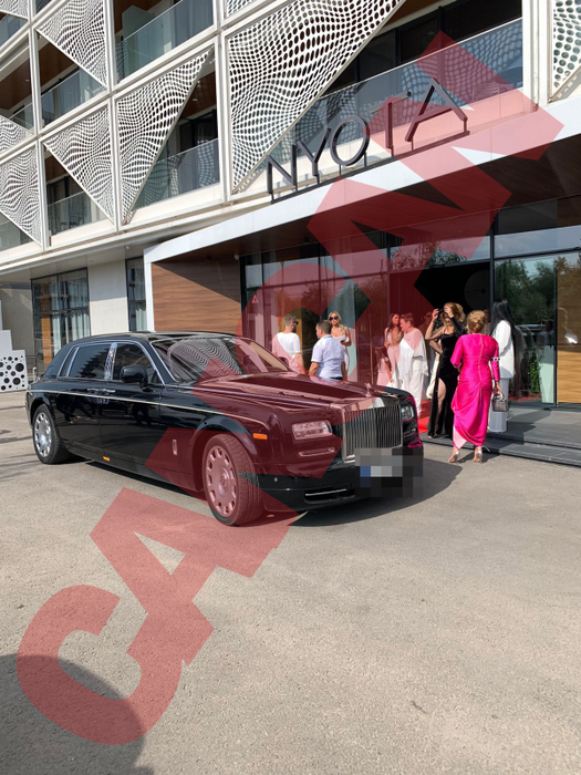 Rochia purtată de Roxana Dobre este creație semnată de Cristina Săvulescu, cea mai în vogă și cunoscută creatoare de modă, și este făcută la comandă