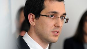 Cardul de sănătate e blocat de trei zile, iar românii sunt disperaţi. Iată cu ce explicaţie a venit VLAD VOICULESCU, ministrul Sănătăţii