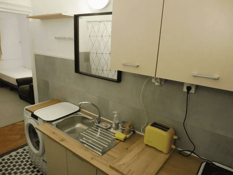 Cu cât se vinde garsoniera cu WC în bucătărie. Sursa foto: social media