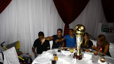 Unde crezi ca a ajuns Cupa stelistilor de dimineata, dupa petrecere? Au mangaiat-o toti, apoi...