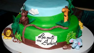 Jojo si-a botezat baietelul! Uite ce cuminte a fost micutul la petrecerea tematica organizata de Monica Anghel