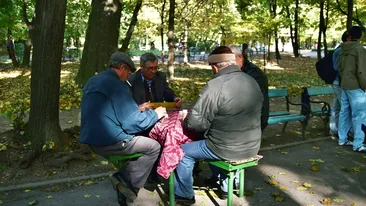 Un bătrân a fost ucis în bătaie într-un parc din Reşiţa. Crima înfiorătoare s-a petrecut în timpul unei partide de rummy