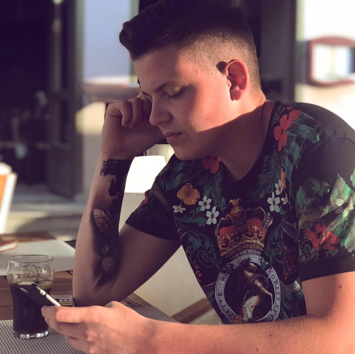 Alex și-a luat viața în mâini, plecând la muncă în Germania (Foto: Facebook)