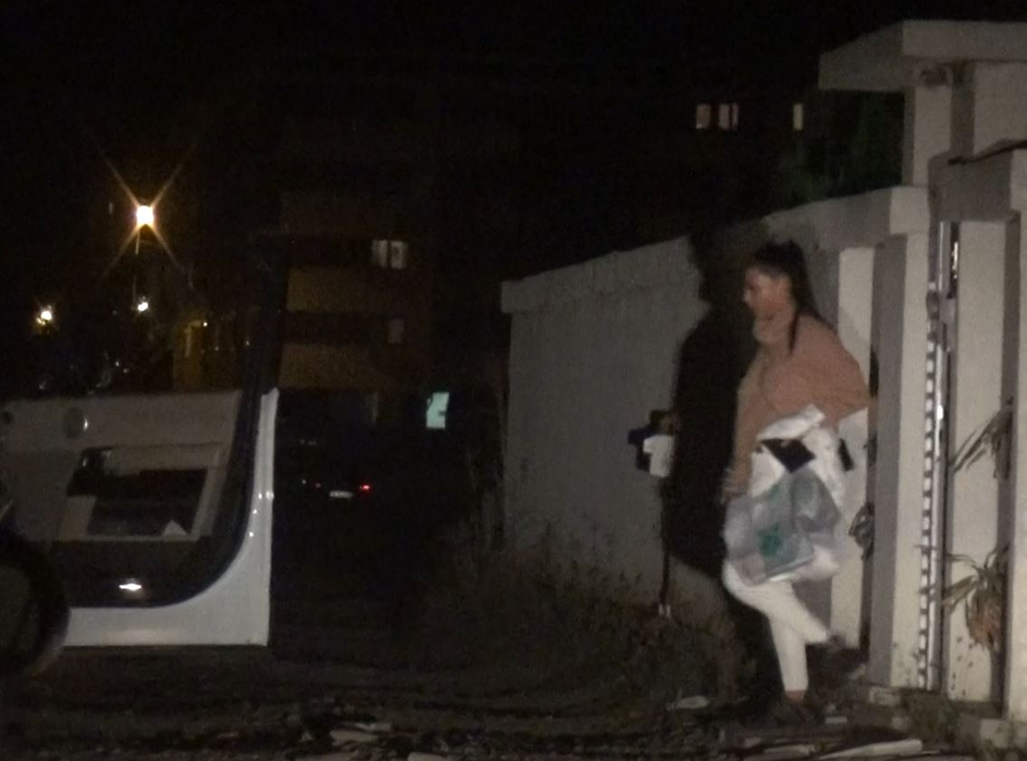 Roxana a făcut multe cumpărături, iar acum le depozitează