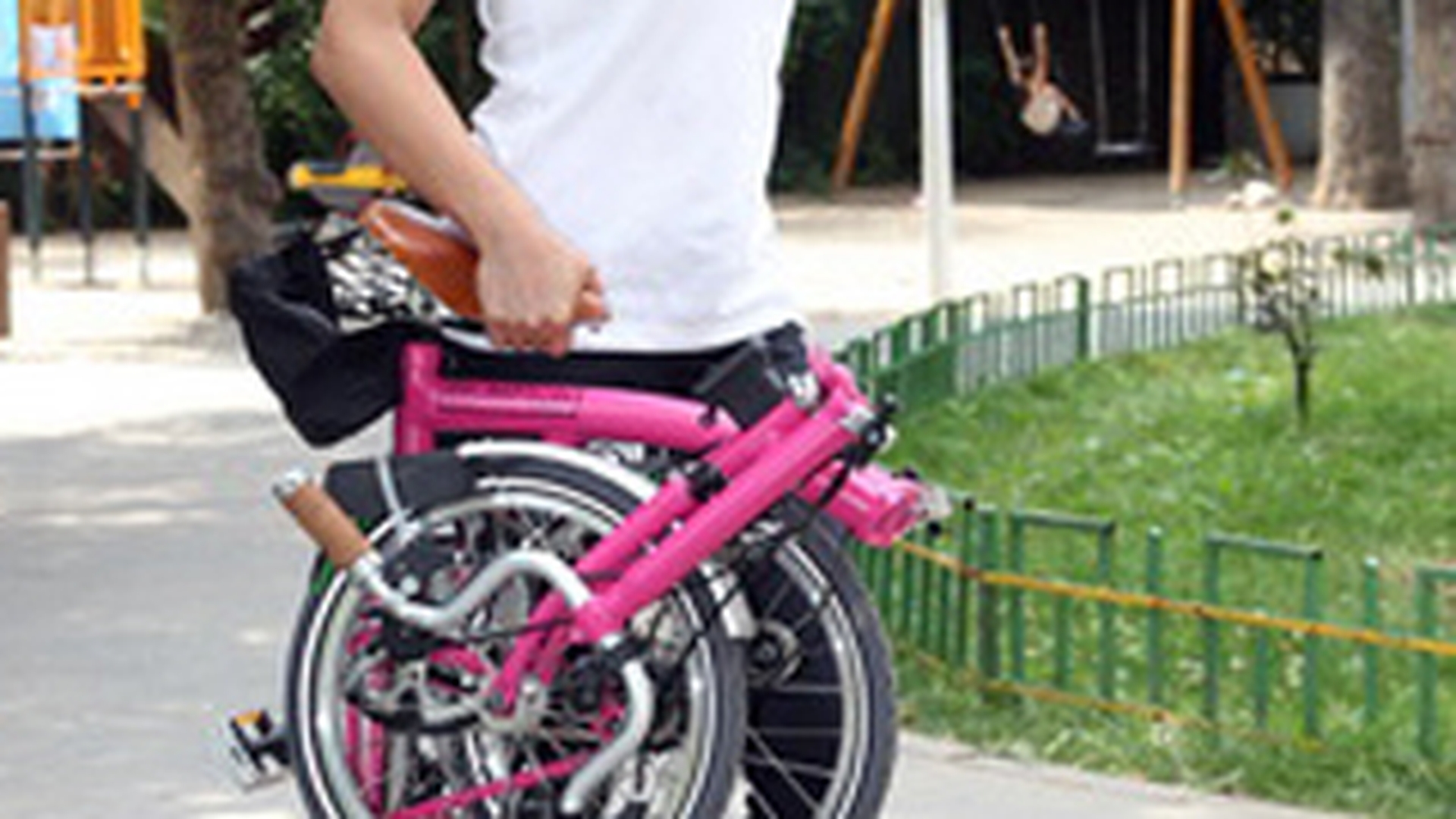 Iulia Vantur intra cu bicicleta in magazin! E pliabila si roz