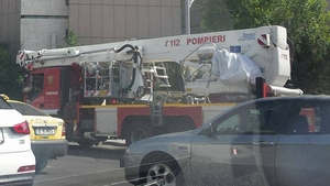 Se întâmplă acum! Un bărbat ameninţă că se aruncă de pe Hotelul Intercontinental