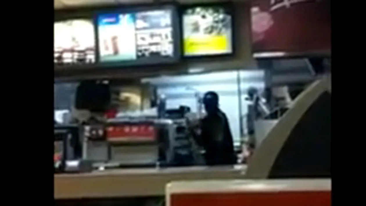 VIDEO Doua femei, batute crunt de casierul unui lant de restaurante fast food din America! Vezi aici de ce