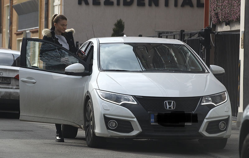 Adelina intră în maşina fundaşului