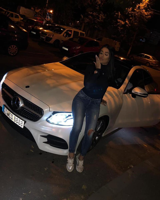 Rebecca, fiica lui Sile Cămătaru, aroganţă pe reţelele de socializare. S-a pozat lângă limuzină, în timp ce…