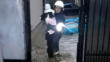 El este pompierul care, în timpul inundațiilor din Bistrița, a salvat un bebeluș de la moarte: ”Îmi venea să plâng...”