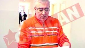 Ameninta asistentele cu pistolul