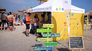 Experiență unică dacă îți faci concediul în Vama Veche! Poți merge în cortul terapeutic de pe plajă