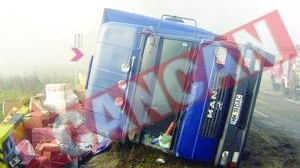 Autocamion cu baterii periculoase, rasturnat