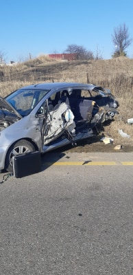 În urma impactului, patru oameni au ajuns la spital