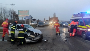 Accident grav în județul Dâmbovița! Impact puternic între trei mașini. Mai multe persoane au fost rănite
