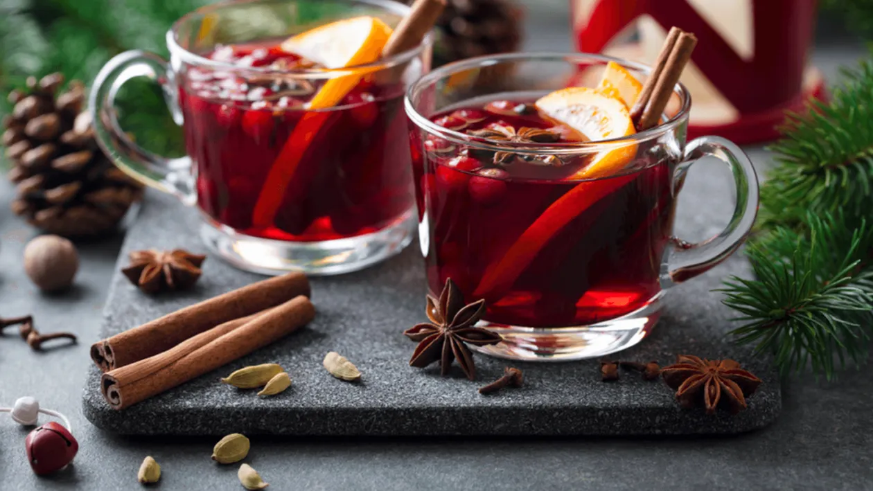 Cea mai bună băutură de Crăciun! Rețeta ieftină de vin fiert cu mere, scorțișoară și portocale