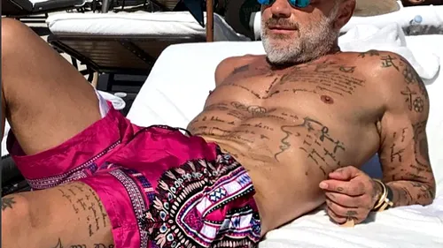 Gianluca Vacchi şi-a etalat ”bijuteria” din pantaloni! Excentricul dansator a pozat relaxat şi a lăsat tot la vedere