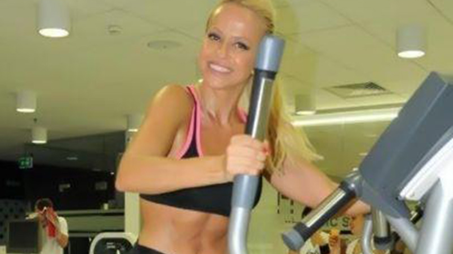 Imagini fierbinti cu Anda Adam la sala de fitness! Uite cum arata blondina in pantaloni mulati pe fese si cu un top periculos!