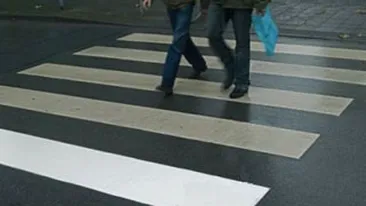 Eleva in coma la spital, dupa ce a fost lovita de o masina in fata scolii