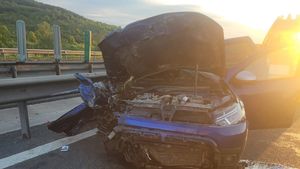 TRAGEDIE pe A1, în Sibiu! O femeie de 48 de ani a murit, după ce a intrat cu mașina într-un TIR staționat