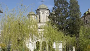 Bisnita in toata regula la o manastire din Bucuresti! Ce s-a ajuns sa se vanda pe fata in curtea unui lacas al Domnului!