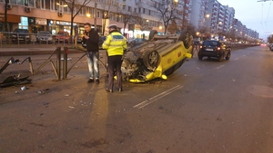 Grav accident în București. Un taxi s-a răsturnat pe Calea Moșilor