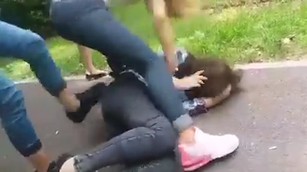 Adolescentă bătută cu sălbăticie de trei colege