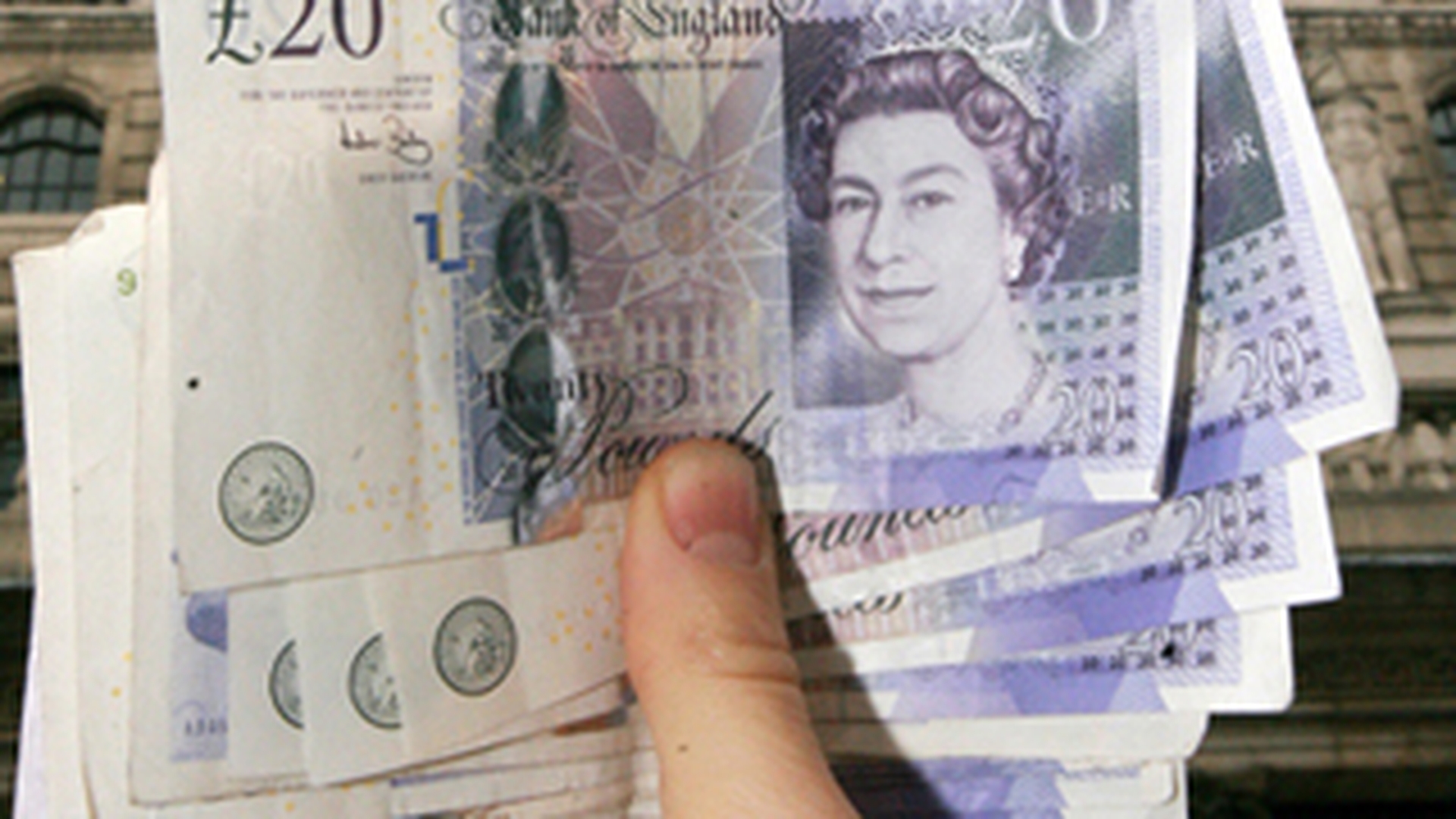 Le merge bine peste hotare! Romanii din Marea Britanie trimit zilnic in tara lor 500.000 de lire
