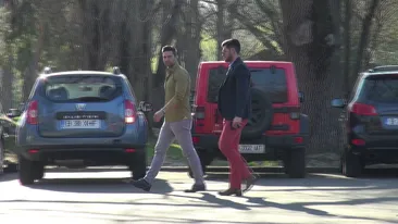 Timp petrecut cu cel mai bun prieten - gratis! Reactia lui Slav cand il vede pe reporterul CANCAN.ro cu tricoul asta - nepretuita!