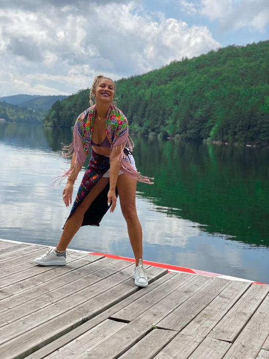 Lora, transformare spectaculoasă de look! Adela Popescu și Cove au remarcat imediat iar fanilor nu le-a venit să creadă