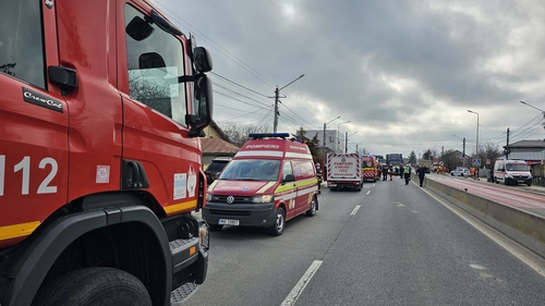 Dramă în Dâmbovița. S-a activat Planul Roșu de intervenție, după ce un microbuz școlar s-a ciocnit cu un tir