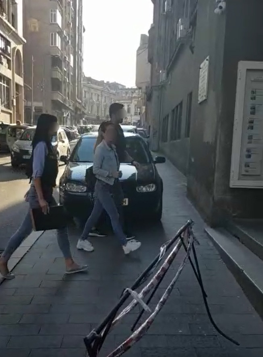 Una dintre suspecte este condusă la audieri de către polițiști