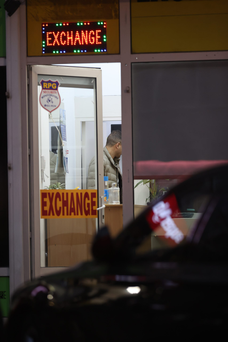 Cristian Boureanu, la casa de schimb valutar (Foto: CANCAN.RO)