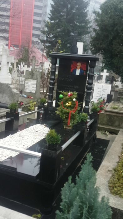 Văduva lui Fane Spoitoru
i-a împodobit mormântul 
celui mai cunoscut interlop al României