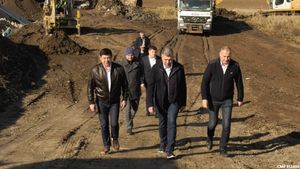 Marcel Ciolacu verifică lucrările la refacerea drumurilor din Galați. „Se muncește într-un ritm bun și stadiul lucrării este AVANSAT”