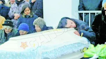 Ana Maria Toth a fost luata pe targa de la inmormantarea copilului si parintilor ei: Lumea mea nu mai exista!