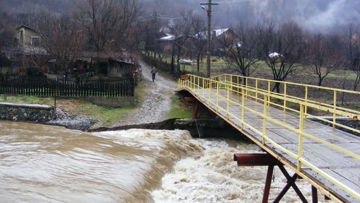 Cod galben de inundații pe râuri din 13 județe până miercuri dimineața