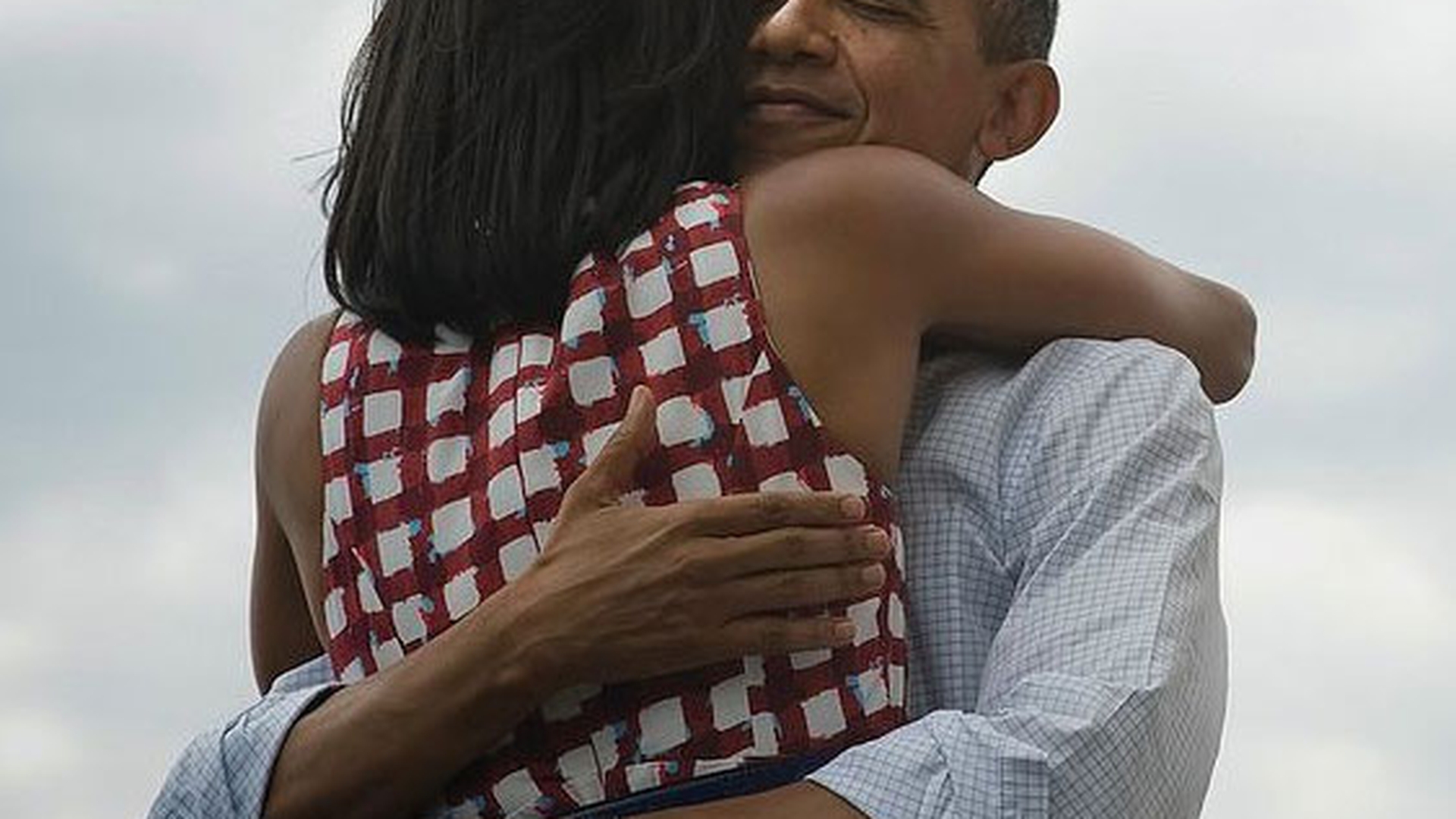 Fotografia cu Barack şi Michelle Obama îmbrăţişându-se este cea mai populară de pe Facebook