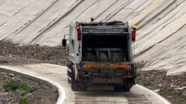 30 de masini pline cu gunoi au fost blocate de lucratori la poarta rampei din Dambovita!