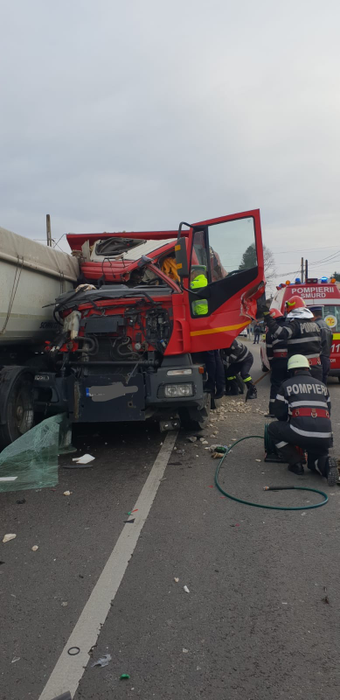 VIDEO. Accident violent în Argeș, două camioane s-au ciocnit! Un bărbat, în stare gravă la spital