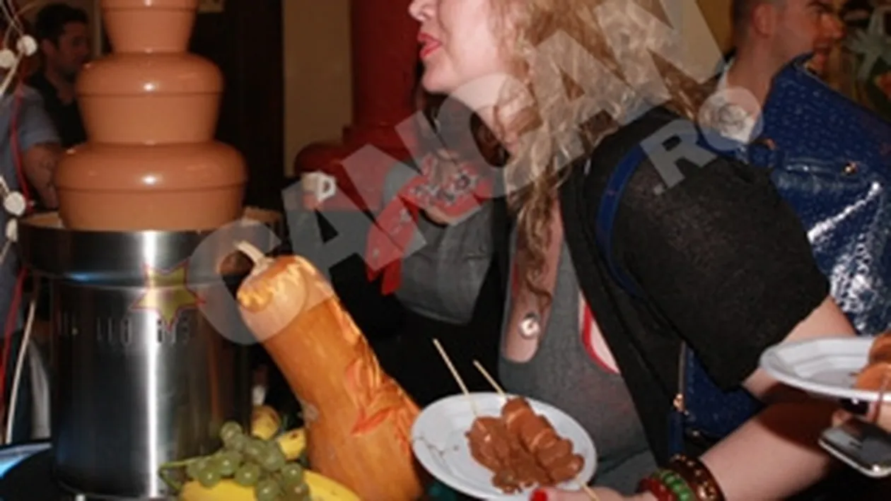 Oana Lis, in sutien rosu si cu limba in fantana de ciocolata!