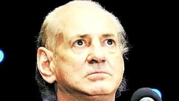 Regele naiului sta intr-o vila de lux pe ulita neasfaltata a satului Cobia. Casa lui Gheorghe Zamfir se vede de la trei kilometri