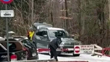 Un șofer a fost surprins când tăia cu flexul bariera care blochează drumul spre Cota 1.400 din Sinaia. Bărbatul riscă să se aleagă cu dosar penal