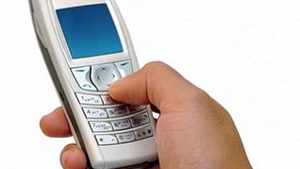 Tinerii trimit zilnic 100 de mesaje de pe telefonul mobil