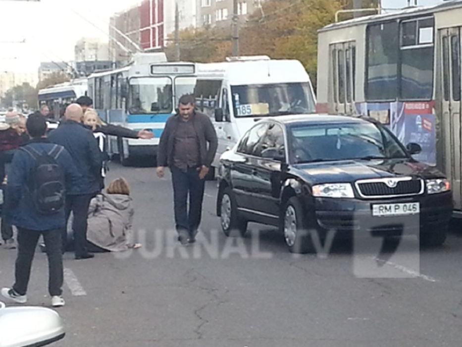 FOTO / Accident teribil! O maşină a Guvernului a lovit o femeie cu un copil în braţe! Gestul scandalos făcut de şofer după incident