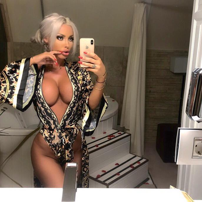 Loredana Chivu a fost fotografiată în timp ce făcea baie, în cadă! Imaginile +18 au fost făcute publice