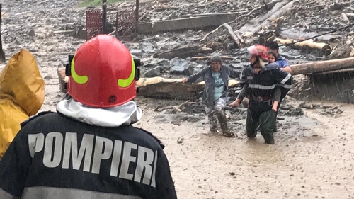 VIDEO. Viitură devastatoare în Argeș: oameni evacuați, gospodării inundate, drumuri blocate. O persoană s-a ales cu fractură deschisă