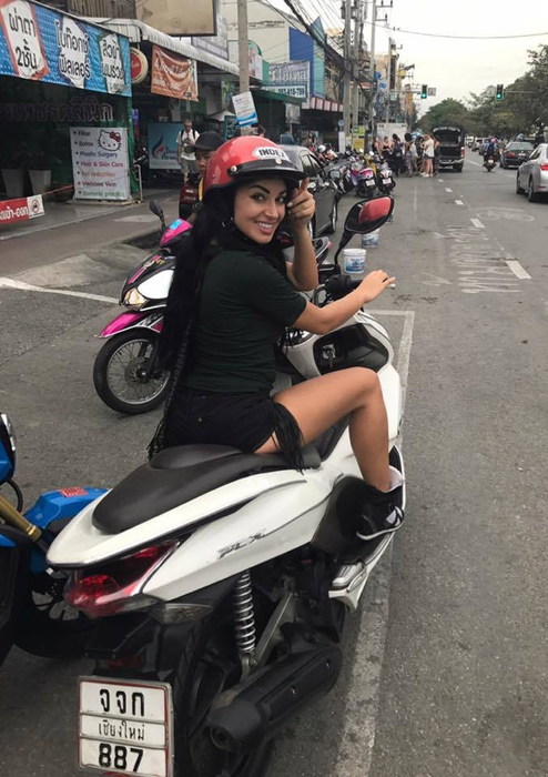 Uite cât de mult a slăbit ELENA IONESCU! Fosta solistă de la Mandinga şi-a etalat formele sexy în costum de baie