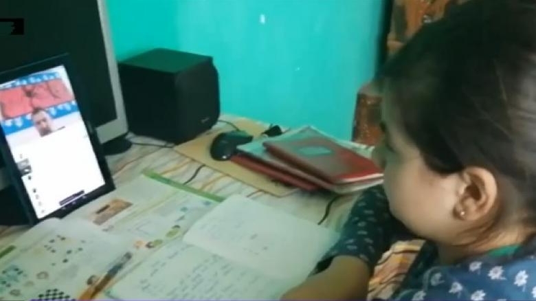 Fetița din Vaslui, ajutată de primar cu un telefon pentru școala online, va primi sprijin și din Australia